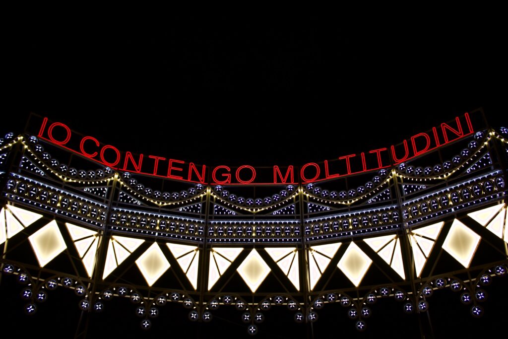 Marinella Senatore, “Io Contengo Moltitudini”, 2024, Napoli, Rotonda Diaz. Foto di Annalisa Di Filippo, Francesca Iaccarino, Alessandro Pugliese (Accademia di Belle Arti, Napoli)